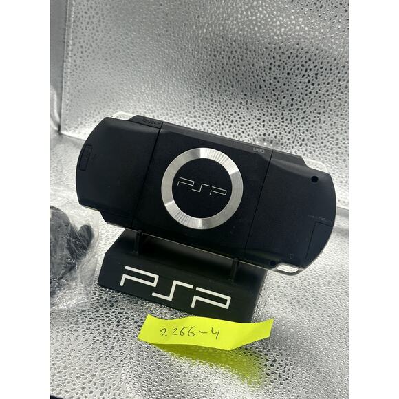 psp 1000 w/accessories & new battery - Picture 7 of 9